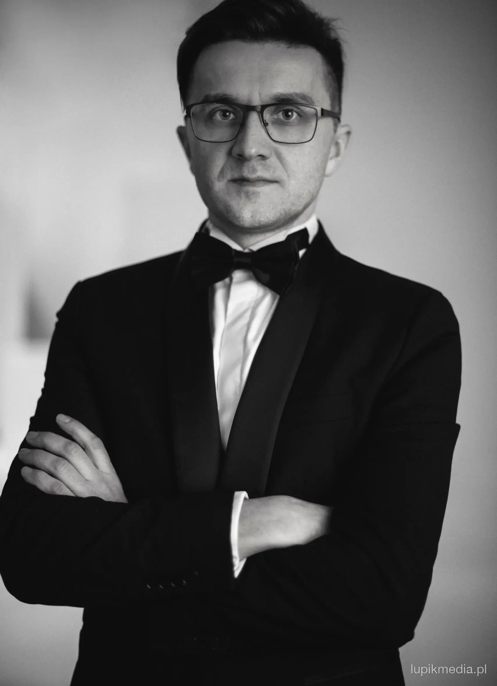 Wojciech Zwierniak – portret w smokingu, czarno-białe zdjęcie